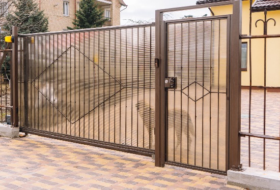 Купить ворота из профлиста с элементами ковки, с металлическими столбами в рамке или под дерево в Городце от 155955 руб